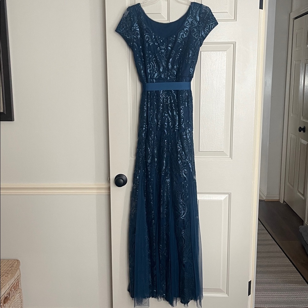 Adrianna Papell “Deep Blue”Damask Sequined Gown with Sash Short Sleeve Size 4 - Picture 6 of 12